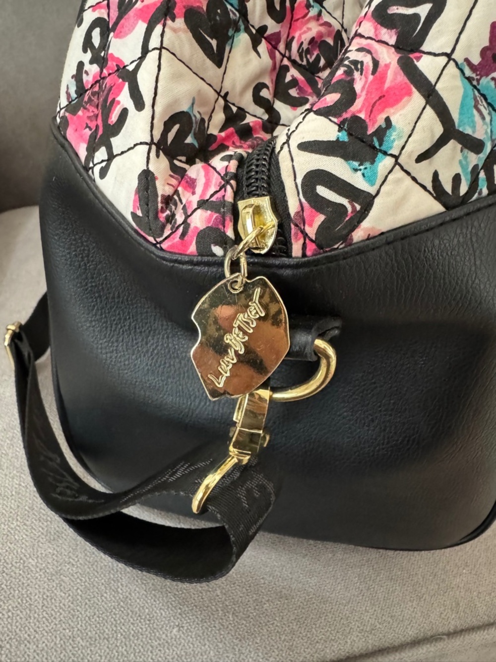 Betsey Johnson Floral Graffiti Travel Bag Weekender Duffel Carry-On Pink Black - Picture 5 of 9